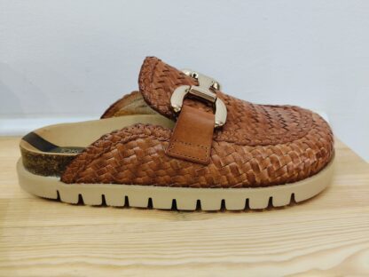 zueco de piel trenzado color cuero plano