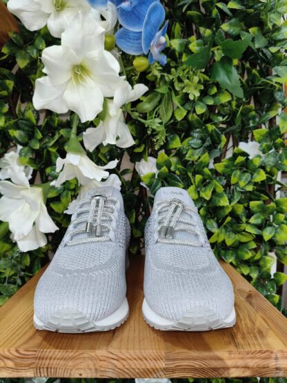 SNEAKER GRIS BRILLO - Imagen 2