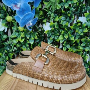 zueco de piel trenzado color cuero plano