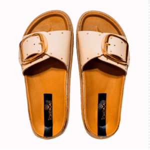 SANDALIA 1 HEBILLA TACHUELAS CREMA Calzados Quesada (SKU 10396)